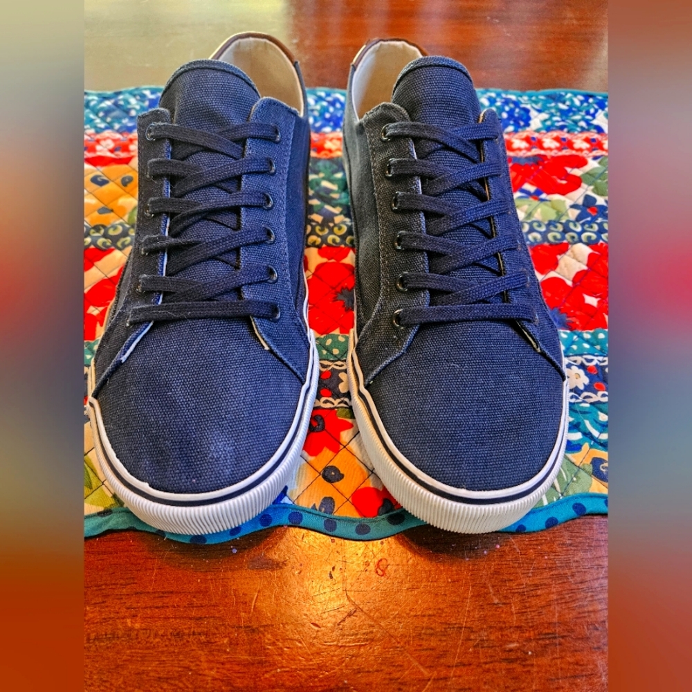 Mens Vintage Old Navy low profile Sneakers.